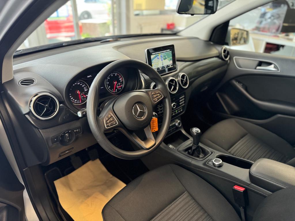 Mercedes-Benz B 180