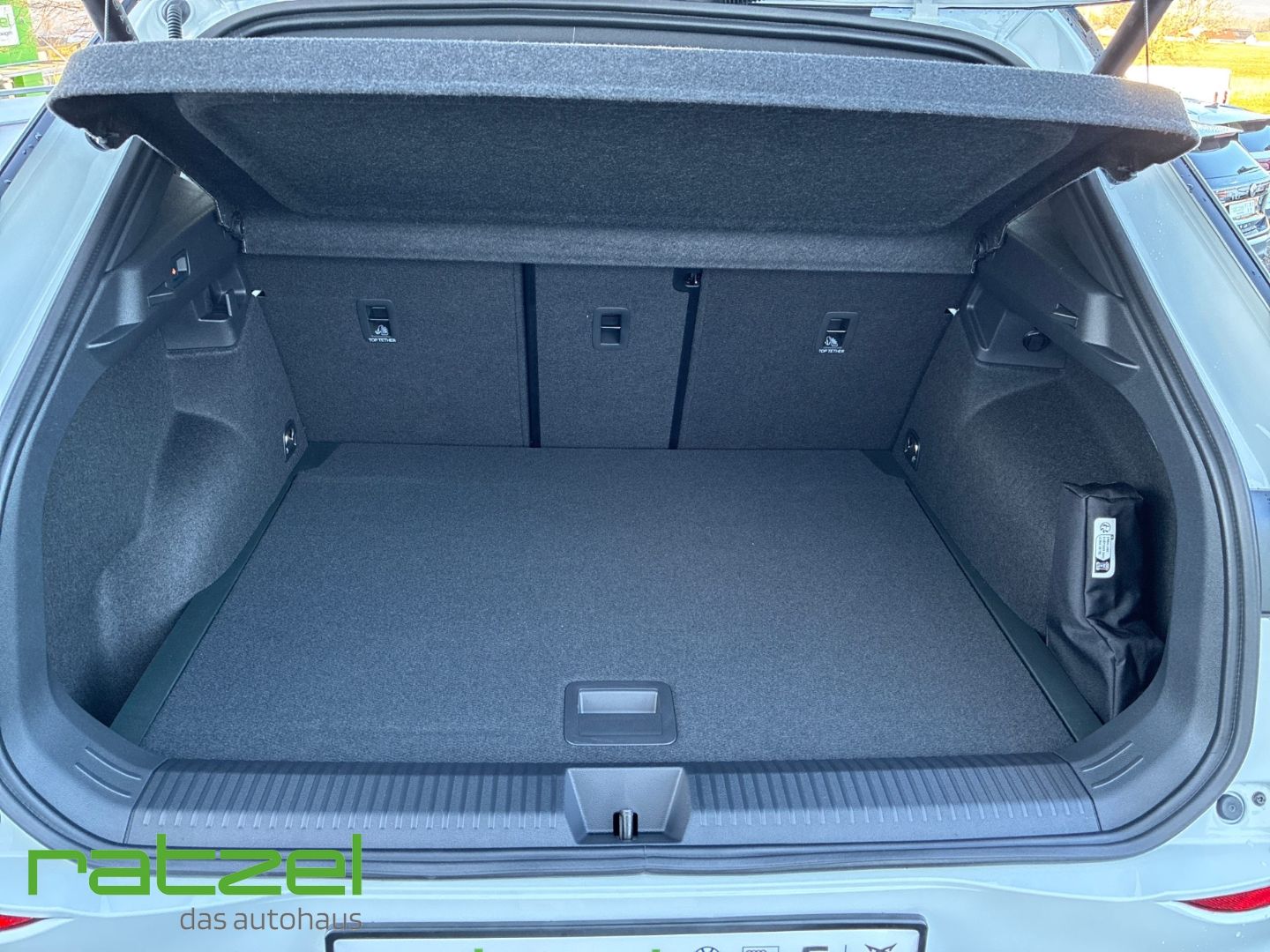 Fahrzeugabbildung Volkswagen T-Roc R-LINE 1.5 eTSI 8-fach+5J.Garantie+AHK+Nav