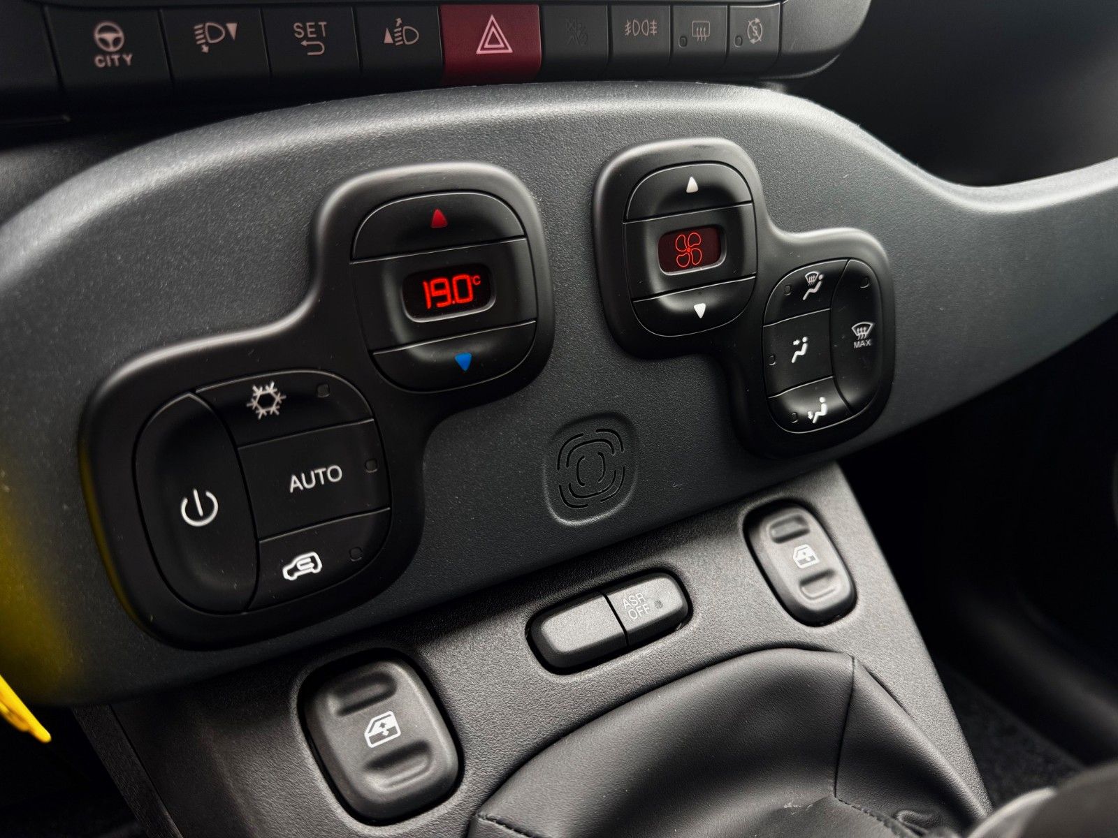 Fahrzeugabbildung Fiat Panda MY23 CROSS 1.0 GSE CARPLAY KLIMA