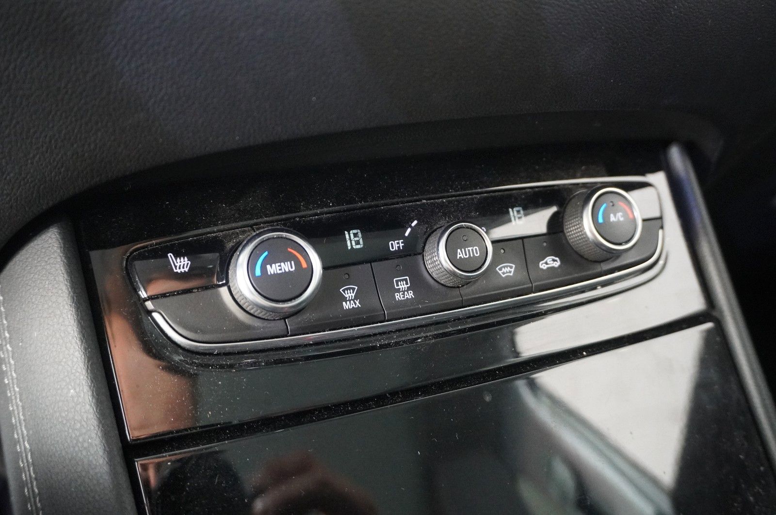 Fahrzeugabbildung Opel Grandland (X) 1.2T INNOV. NAVI/LED/KAMERA/PANO.