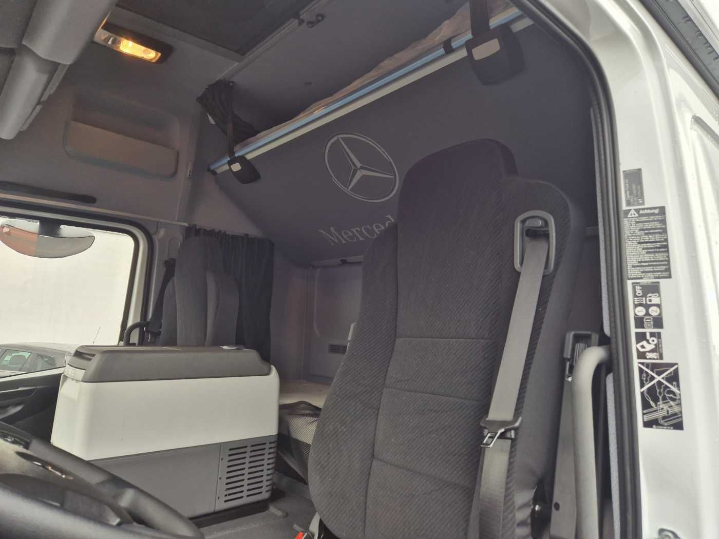 Fahrzeugabbildung Mercedes-Benz Atego 1527 L L-Haus LBW Palfinger 1.500kg 2 Bett
