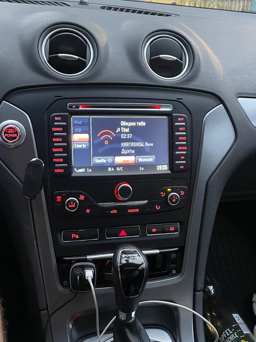 Ford Mondeo 2012 — interior