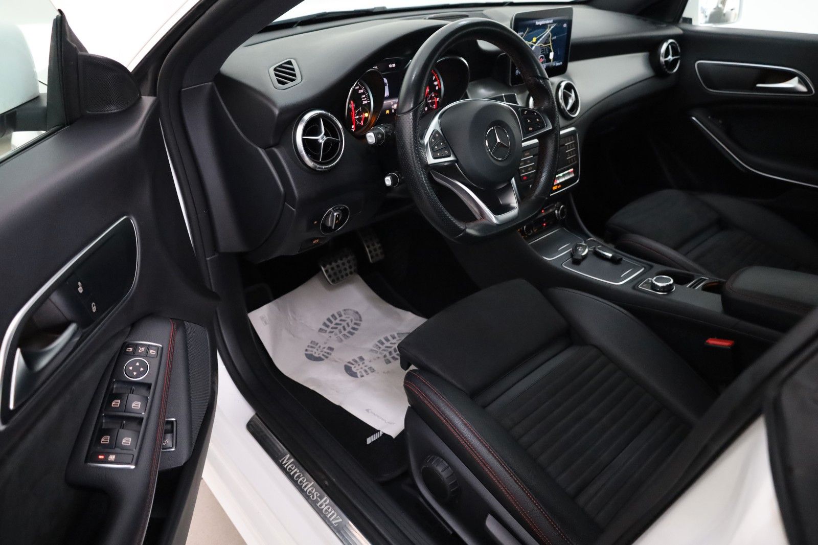 Fahrzeugabbildung Mercedes-Benz CLA 200 SB AMG Line TLeder,Navi,LED,SH,PDC,SR+WR