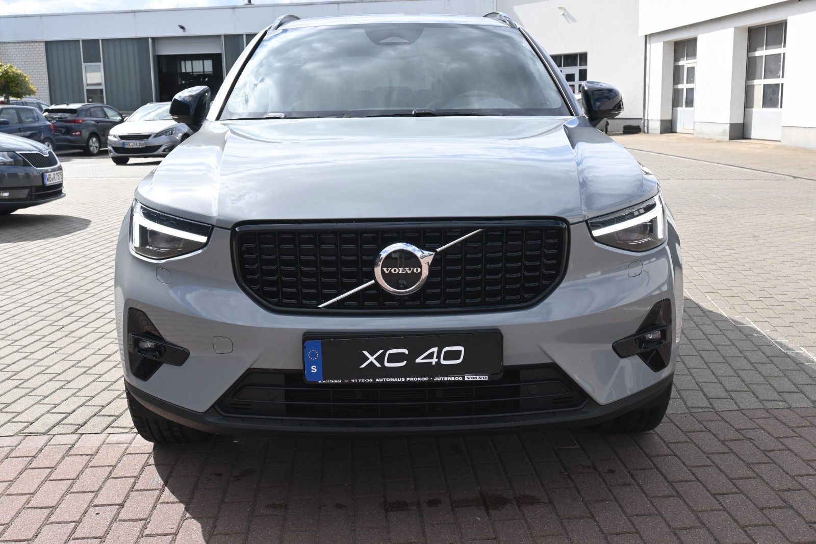 Fahrzeugabbildung Volvo XC40 B4 DKG Dark*PANO*STDHZG*360°*ACC*AHK*VOLL *