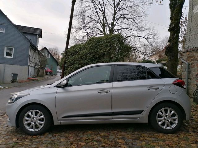 Hyundai i20 mit nur 75tkm, Klima, servo, 4...