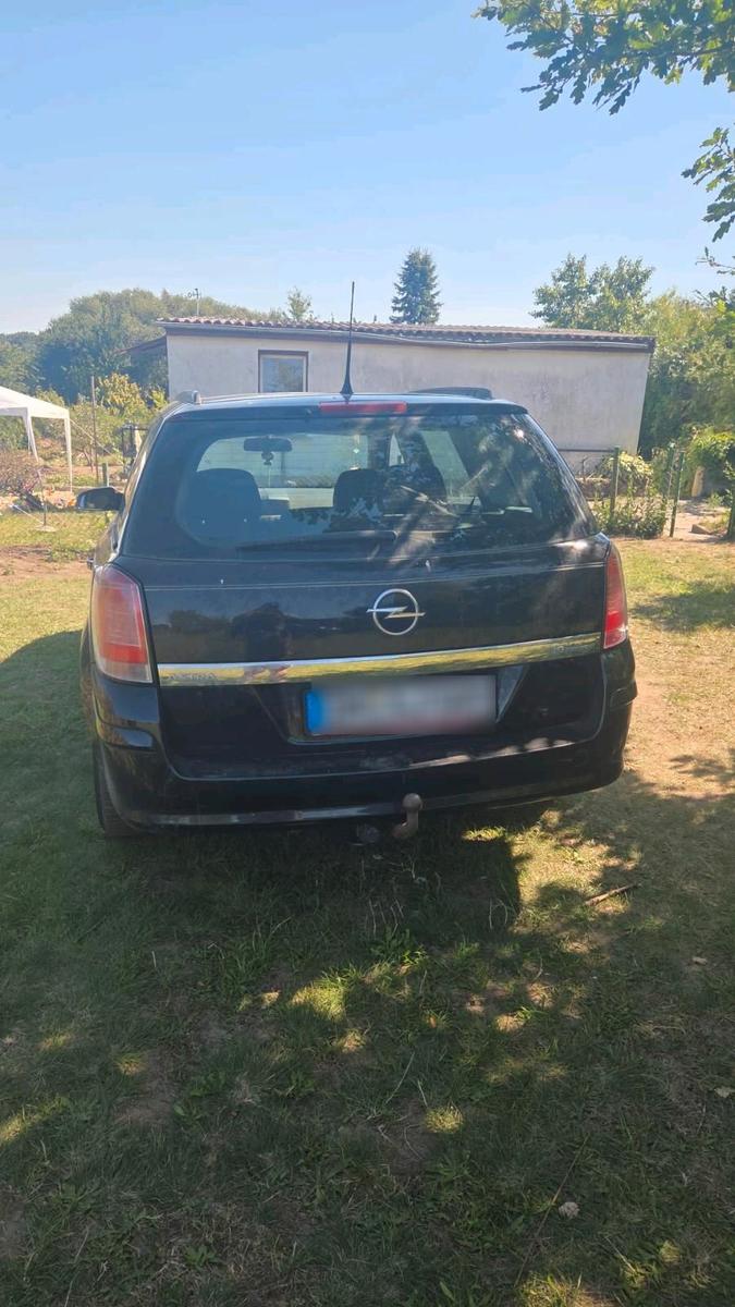 Opel Astra 2006 — rear view