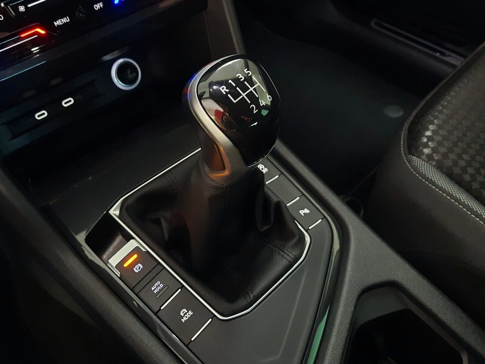 Fahrzeugabbildung Volkswagen Tiguan Active TSI *Navi*Cam*LED*PDC*Sitzhzg*ACC*