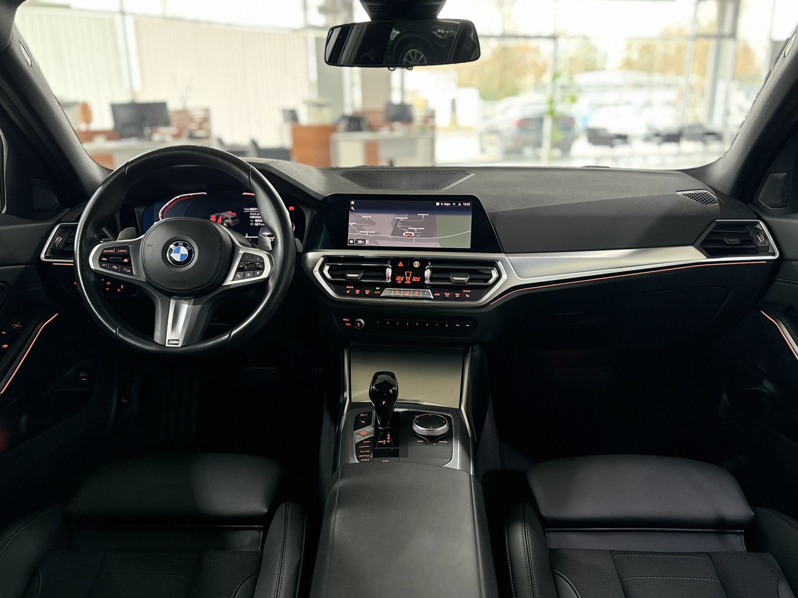 Fahrzeugabbildung BMW 320d Sport Line Panorama Kamera Laser HUD DAB