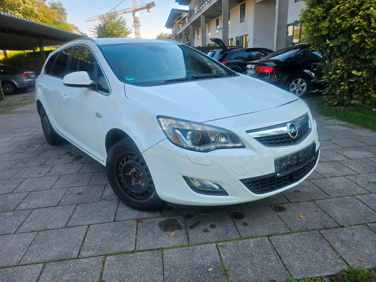 Opel Astra 2012 — rear view
