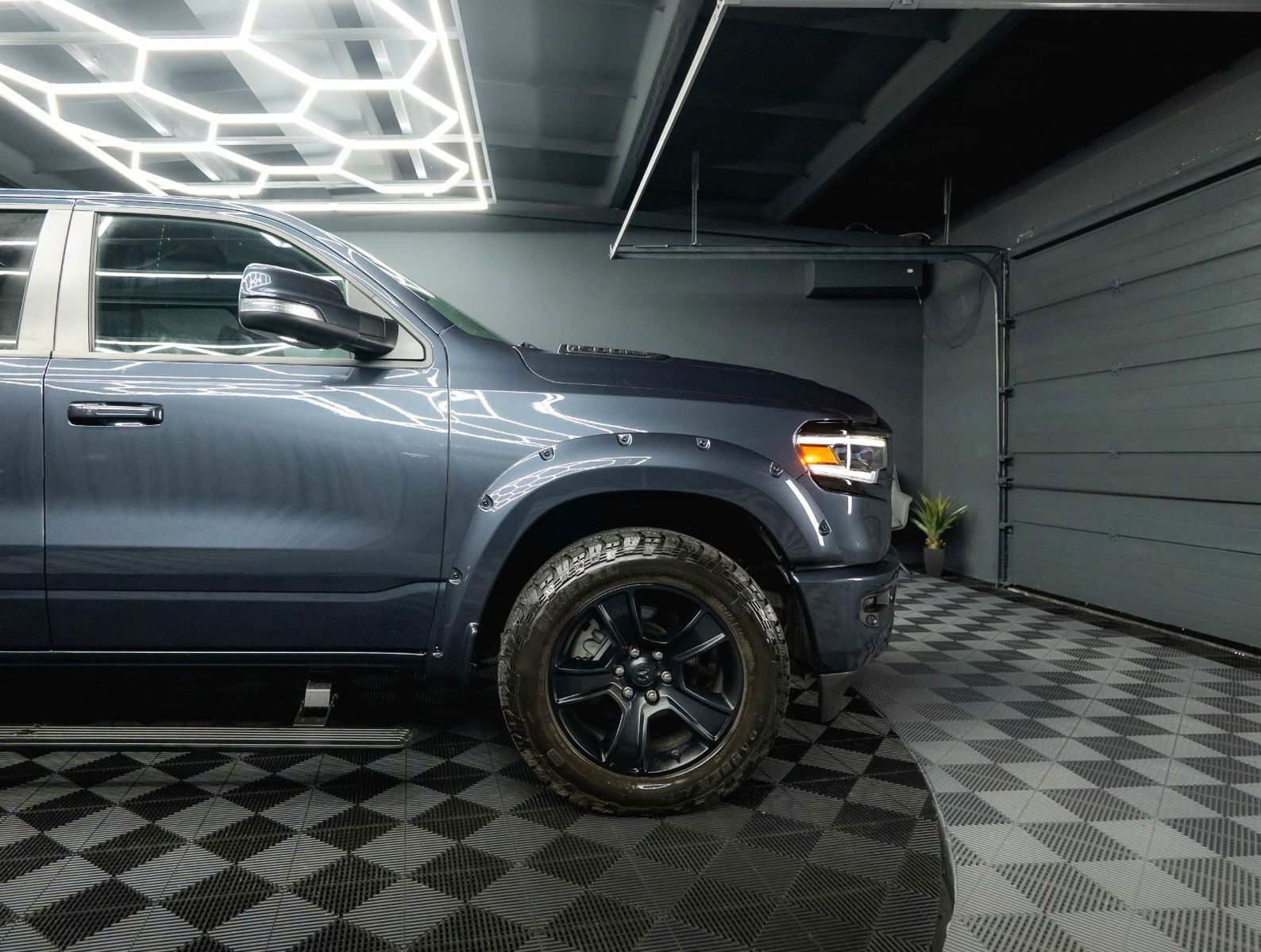 Fahrzeugabbildung Dodge RAM 5.7 V8 HEMI 4x4 OFFROAD Night Limited 19%