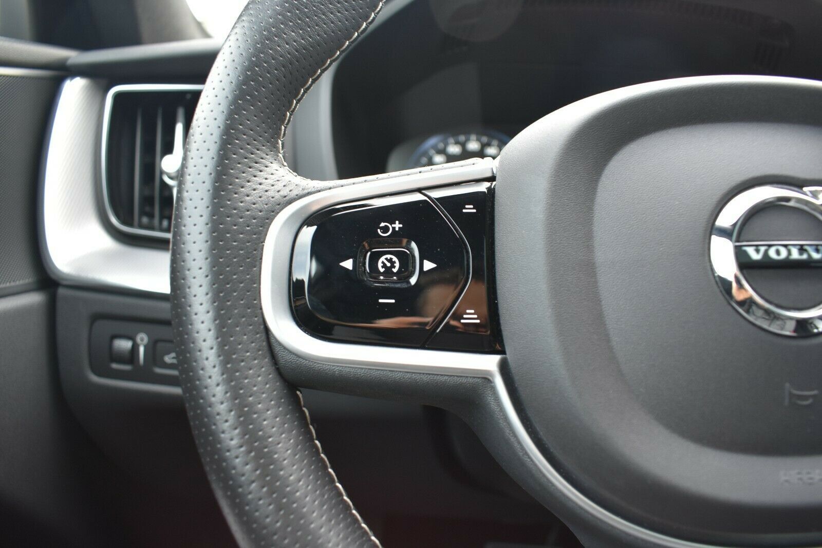 Fahrzeugabbildung Volvo XC60 T8 Twin Engine AWD R-Design*AHK*LUFT*Navi*