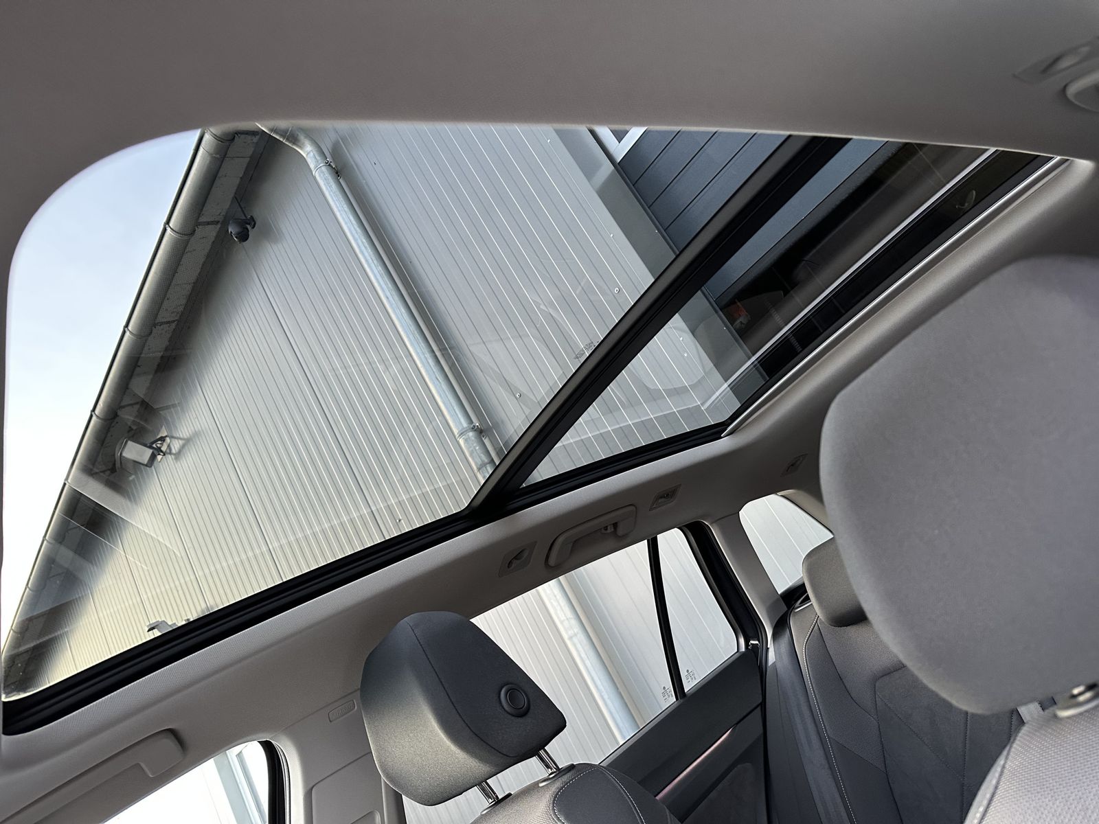 Fahrzeugabbildung Volkswagen Golf Variant 2.0 TDI DSG Life NAV+LED+PANO+AHK