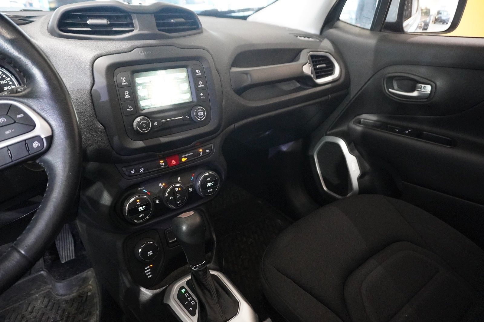 Fahrzeugabbildung Jeep Renegade 1.4 LIMITED 4WD BI-XENON/SHZ/PANO./DAB+