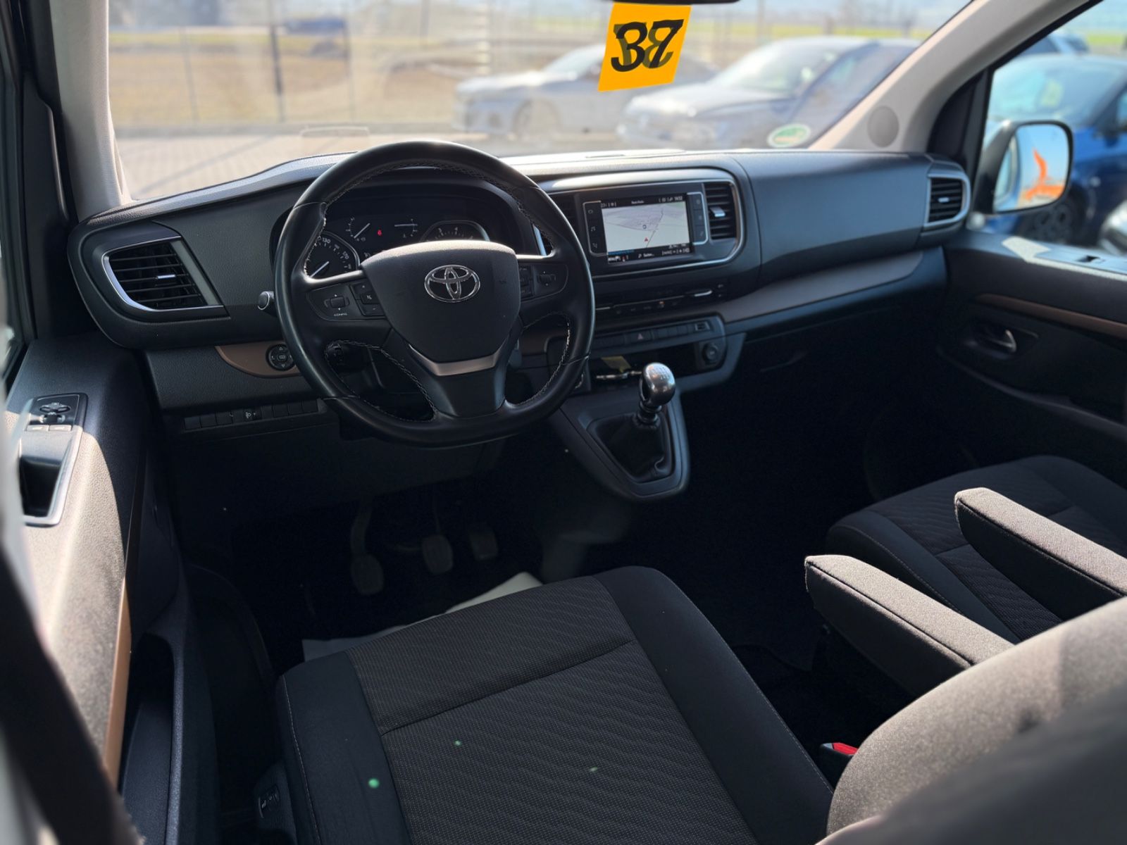 Proace Verso L1 Family 2.0 D-4D 8 Sitzer Navi