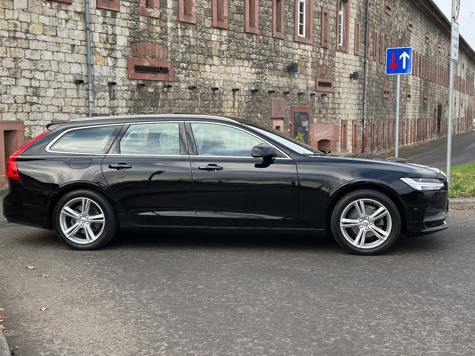 Fahrzeugabbildung Volvo V90 KOMBI GEARTRONIC MOMENTUM*PANO+LEDER*