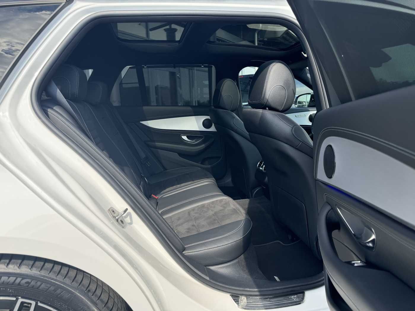 Fahrzeugabbildung Mercedes-Benz E 220d T AMG+Pano+AHK+Night+TotW+ RKamera+Ambien