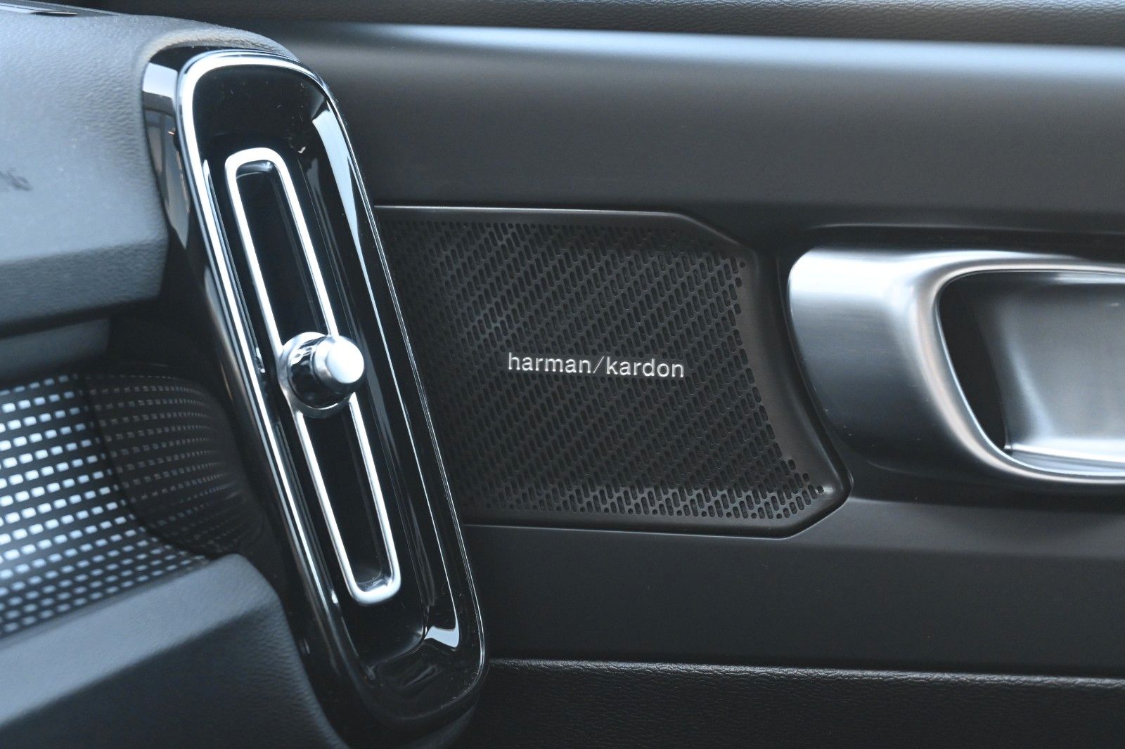 Fahrzeugabbildung Volvo XC40 B4 DSG Ultra Dark*PANO*RFK*ACC*AHK