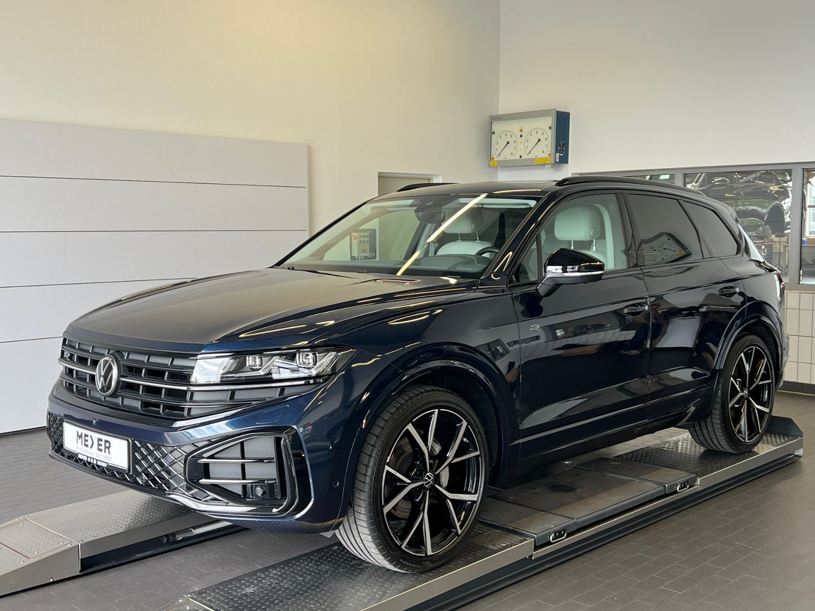 Fahrzeugabbildung Volkswagen Touareg R-Line 3.0 TDI 4MOTION *AHK, Adaptivfwg.