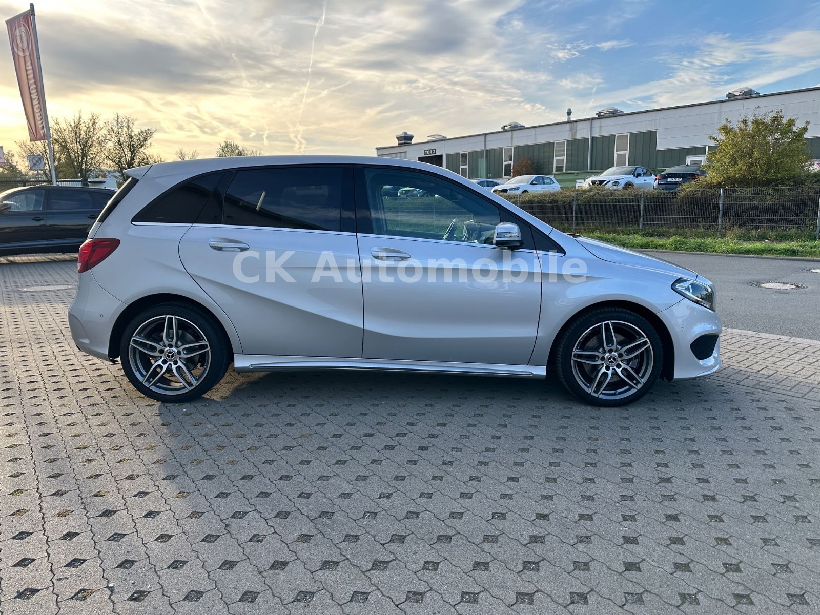 Fahrzeugabbildung Mercedes-Benz B 220 4Matic AMG-Line/Navi/Tempomat/PDC/AHK
