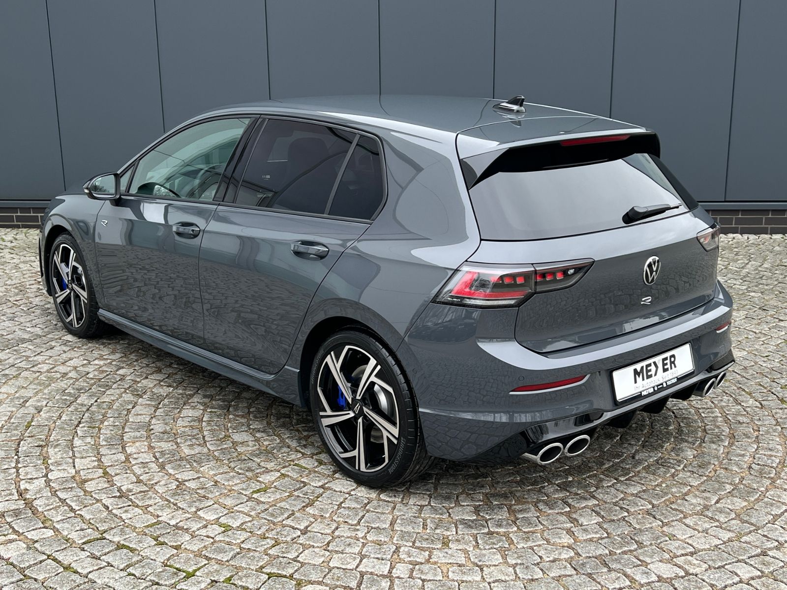 Fahrzeugabbildung Volkswagen Golf VIII R 2.0 TSI DSG 4MOTION *IQ.Light, Black