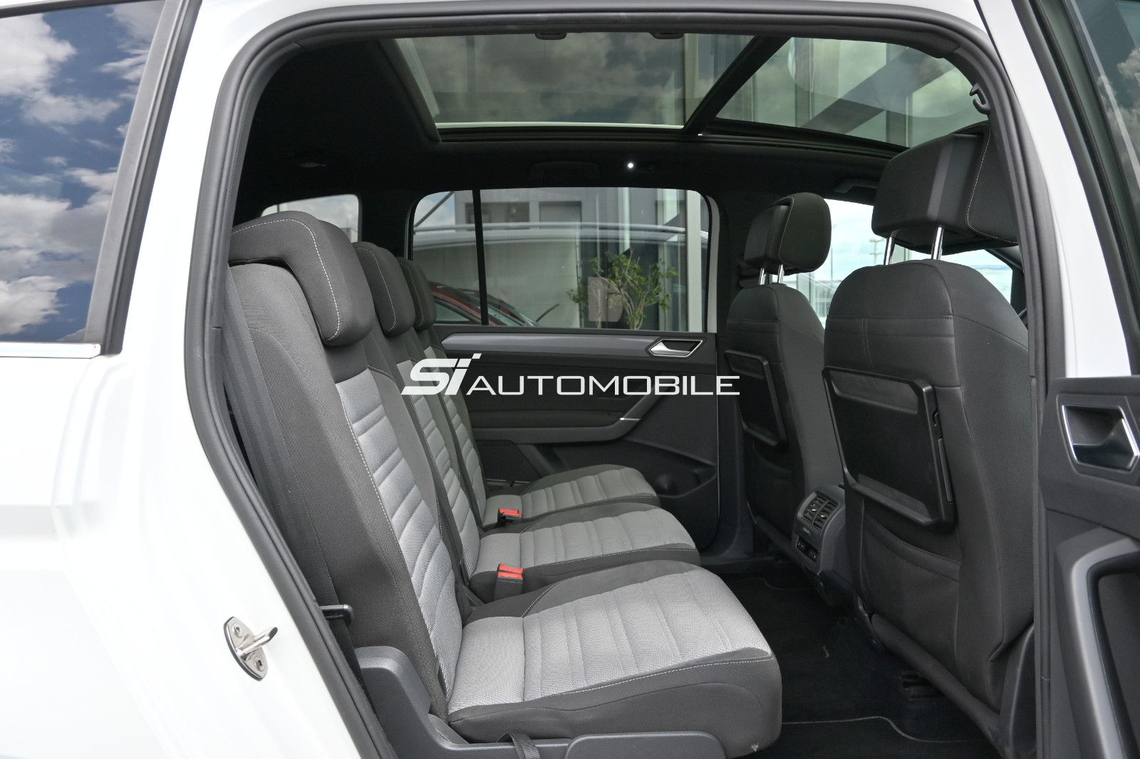 Fahrzeugabbildung Volkswagen Touran 2.0 TDI DSG R-Line °ACC°AHK°PANORAMA°KAM°