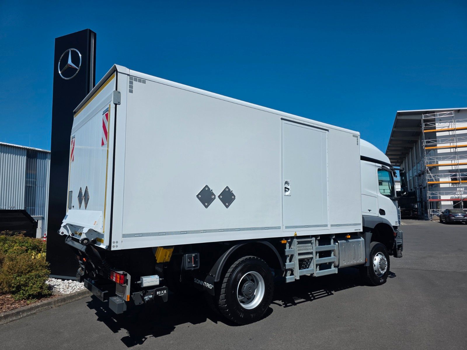 Fahrzeugabbildung Mercedes-Benz Arocs 1827 A 4x4 LBW Tür+Treppe Schalter