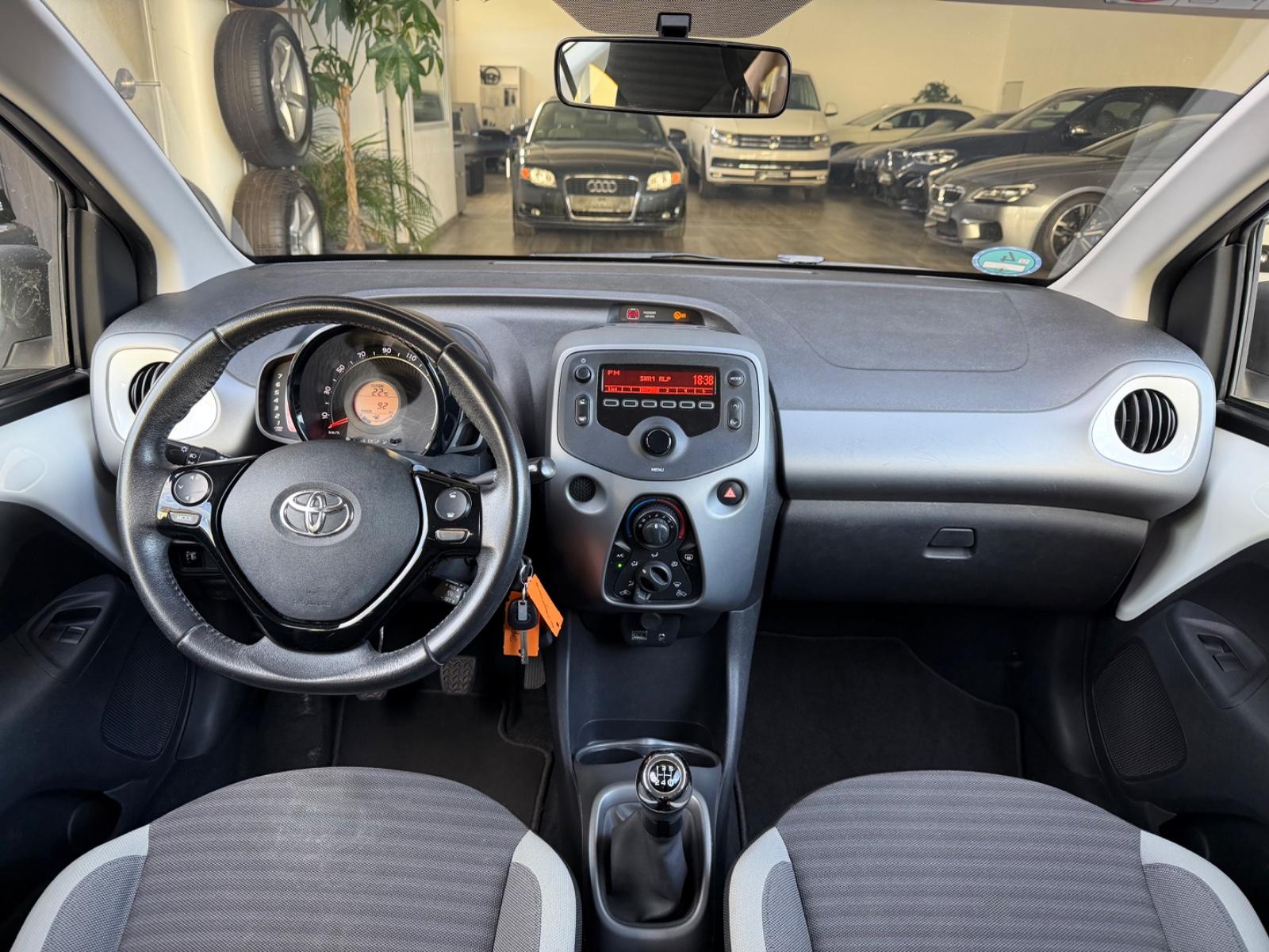 Toyota AYGO x-play *LED*BT*Klima*Tempomat*Lederlenkrad*