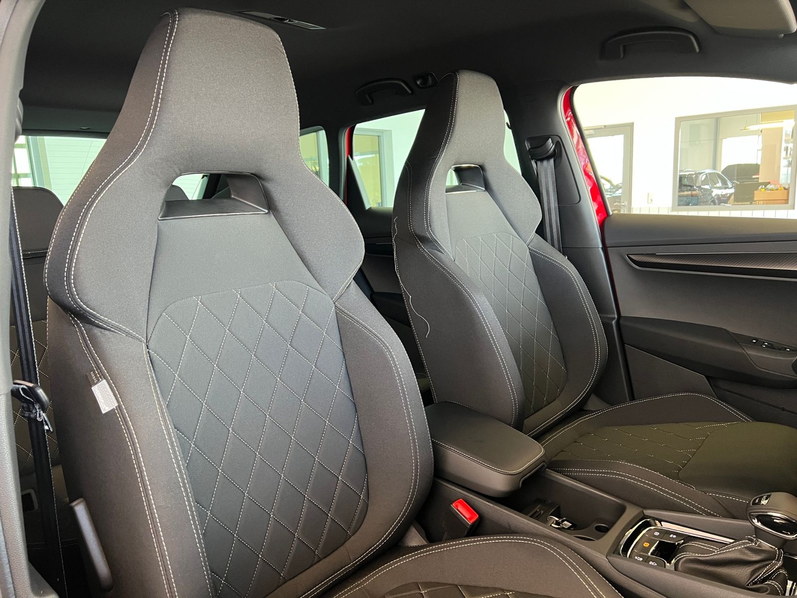 Fahrzeugabbildung SKODA Karoq Sportline 2.0 TSI DSG 4x4 *AHK,CANTON-Soun