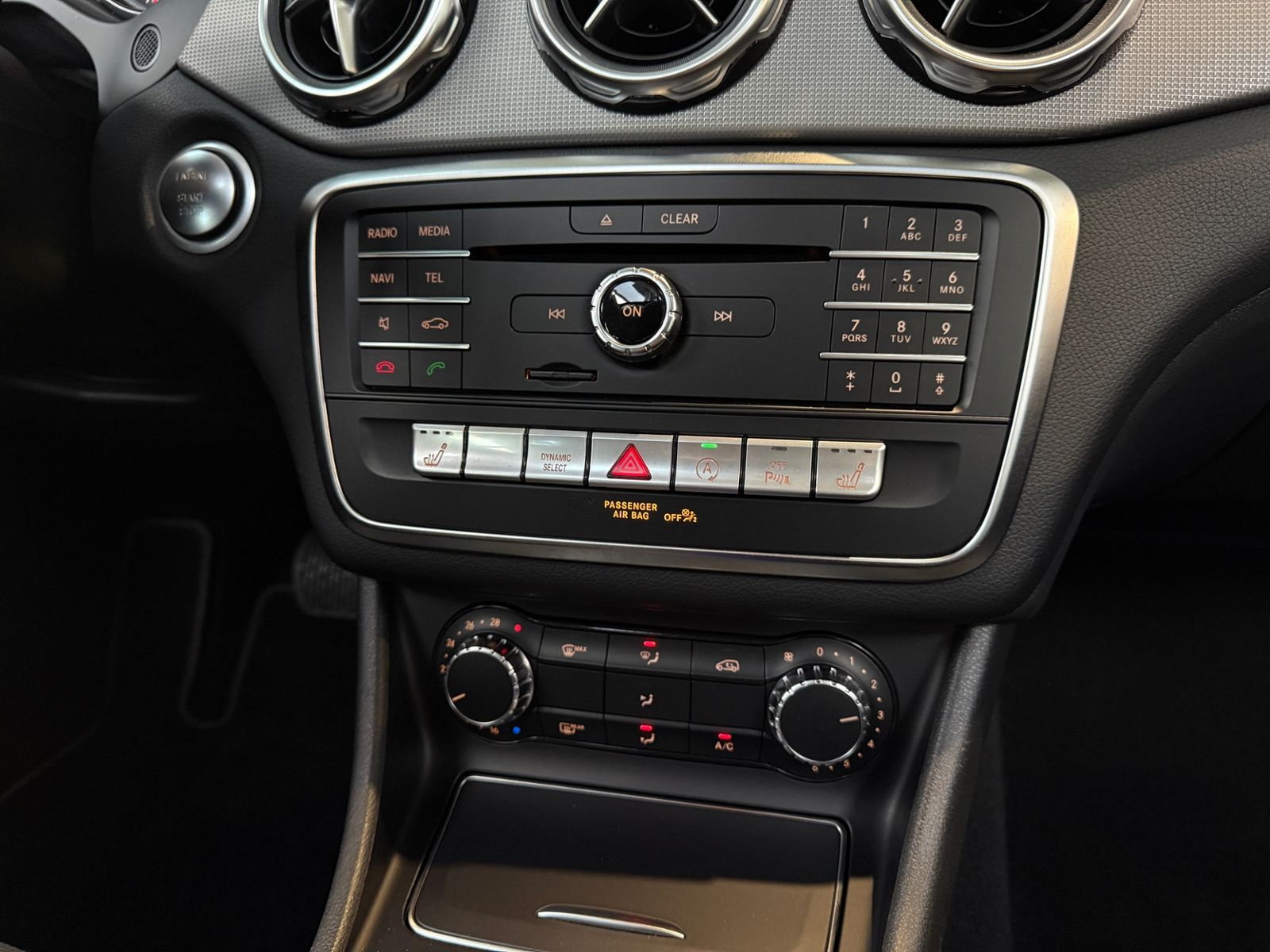 Fahrzeugabbildung Mercedes-Benz GLA 200 Night PANO LED NAVI