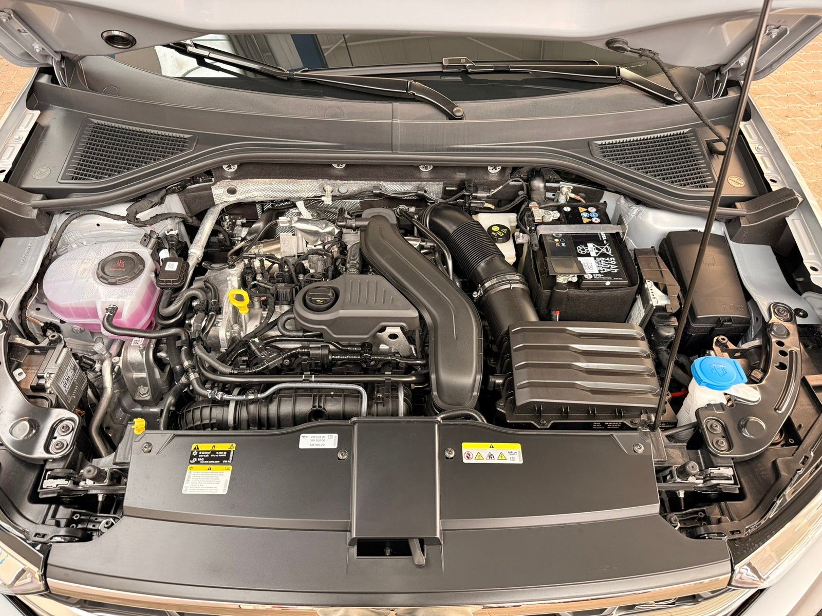 Fahrzeugabbildung Volkswagen T-Roc R-Line 1,5 TSI DSG + Black Style +Pano+ACC