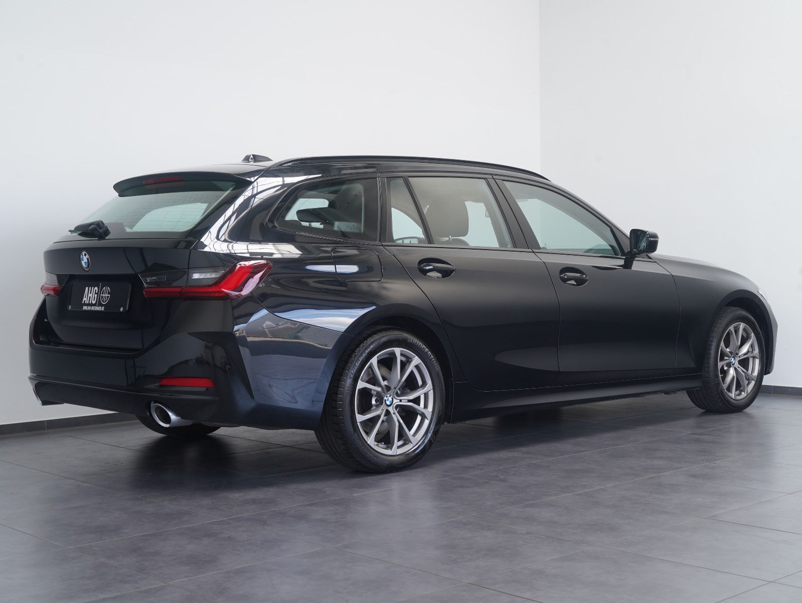 Fahrzeugabbildung BMW 320 d xDrive Touring DRIVING-ASSISTANT/CURVED