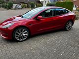 Tesla Model 3 Long Range rot in Top Zustand - Tesla Model 3 in Hamburg