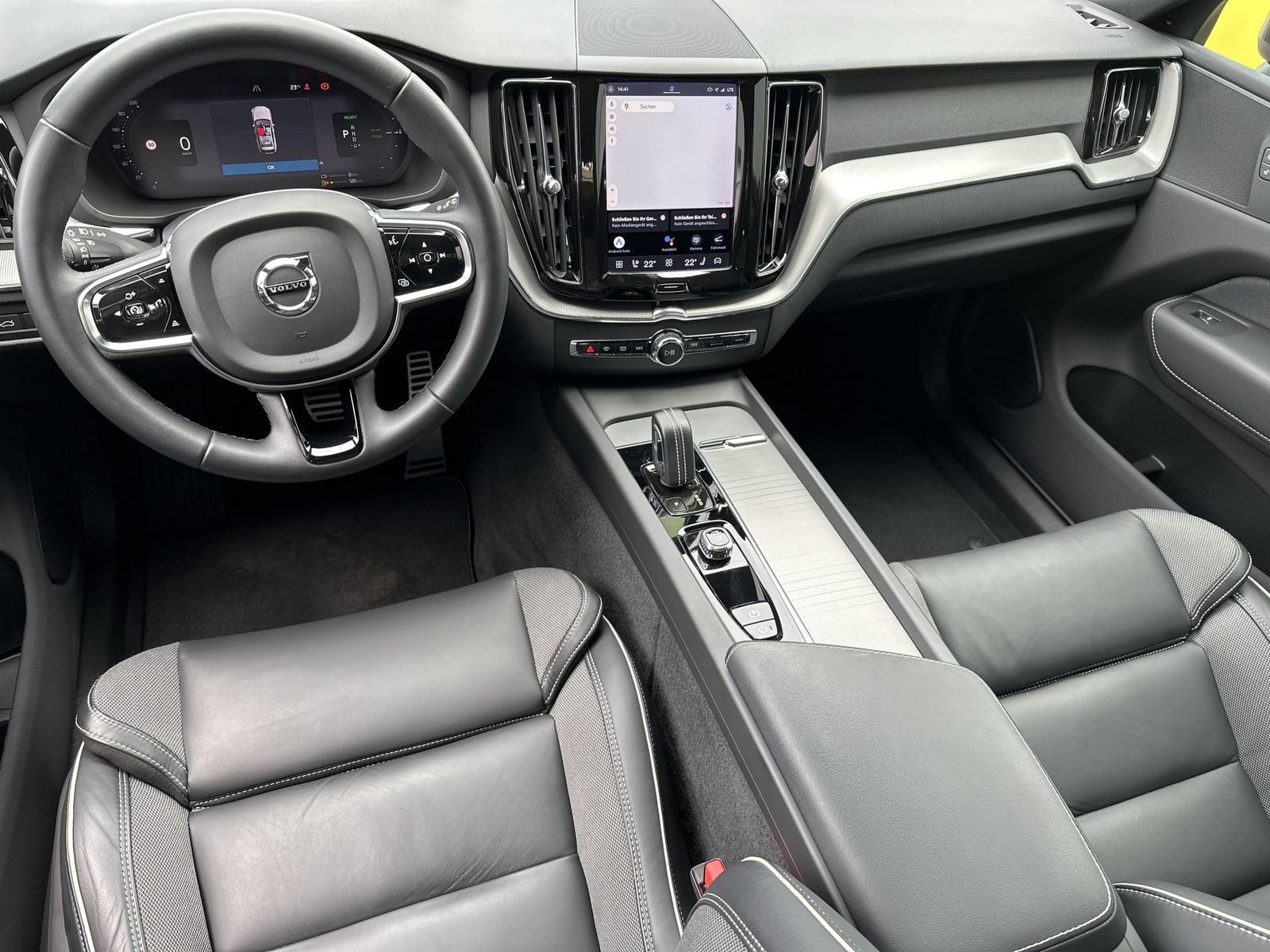 Fahrzeugabbildung Volvo XC60 T6 Hybrid AWD R-Design NAV+LED+AHK+PANO+ACC