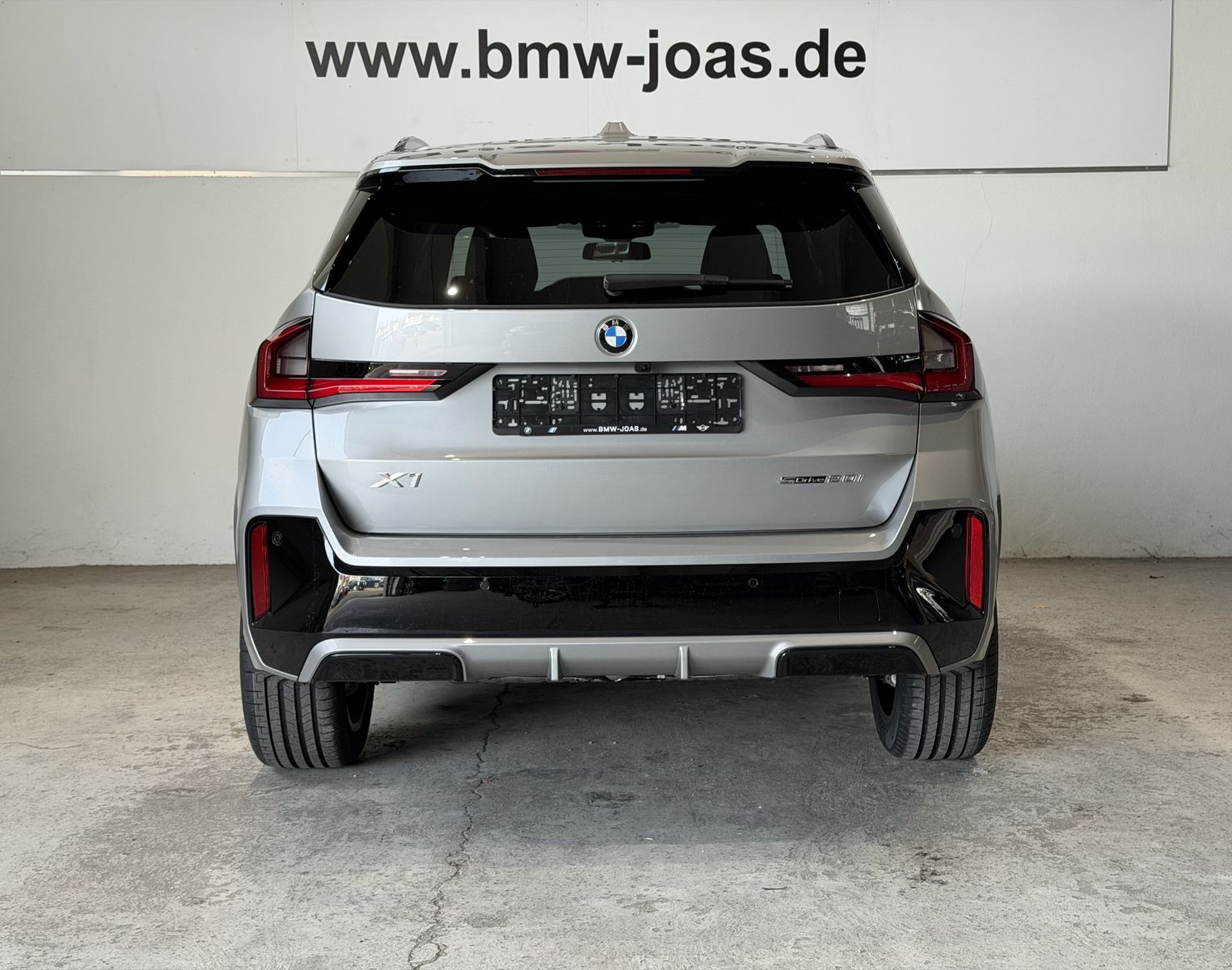 Fahrzeugeinzelansicht 18 Fahrzeugabbildung BMW X1 sDrive20i Panodach~AHK~Head-Up Display DAB