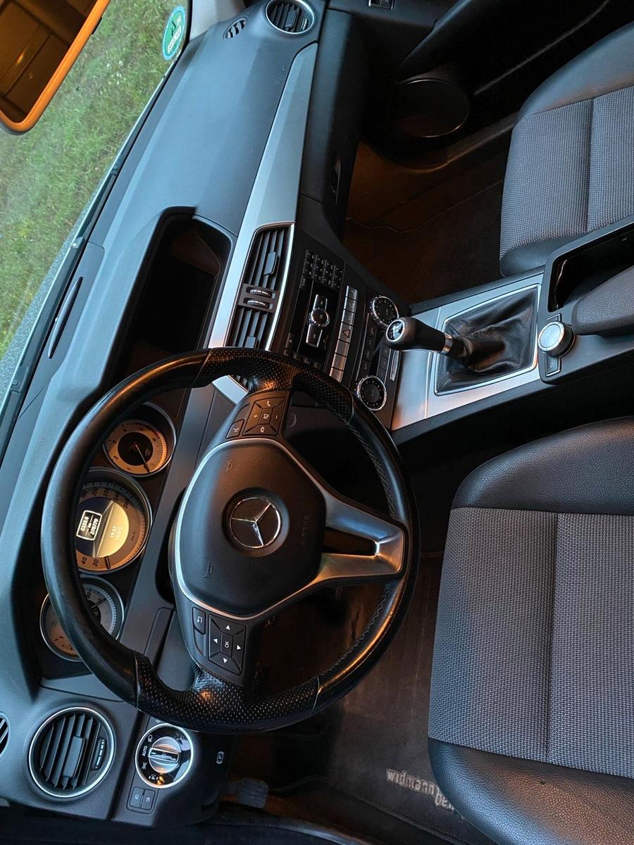 Mercedes-Benz  2011 — photo 11