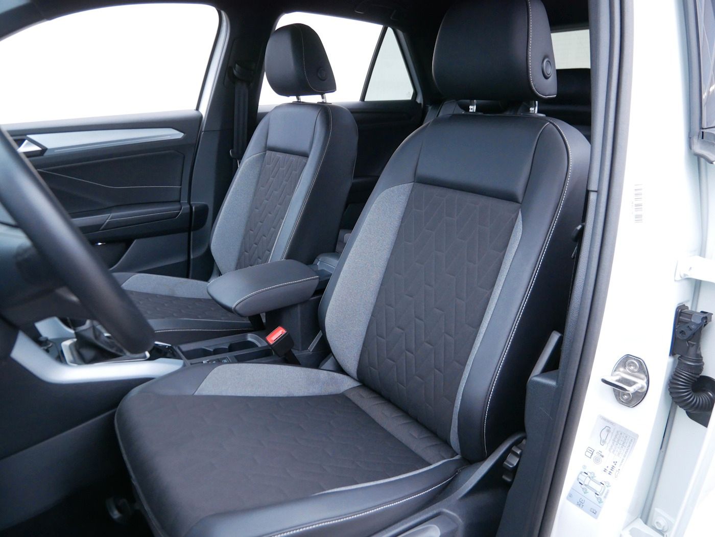 Fahrzeugabbildung Volkswagen T-Roc 2.0 TDI GOAL NEU50T AHK LED ACC SHZ+LHZ