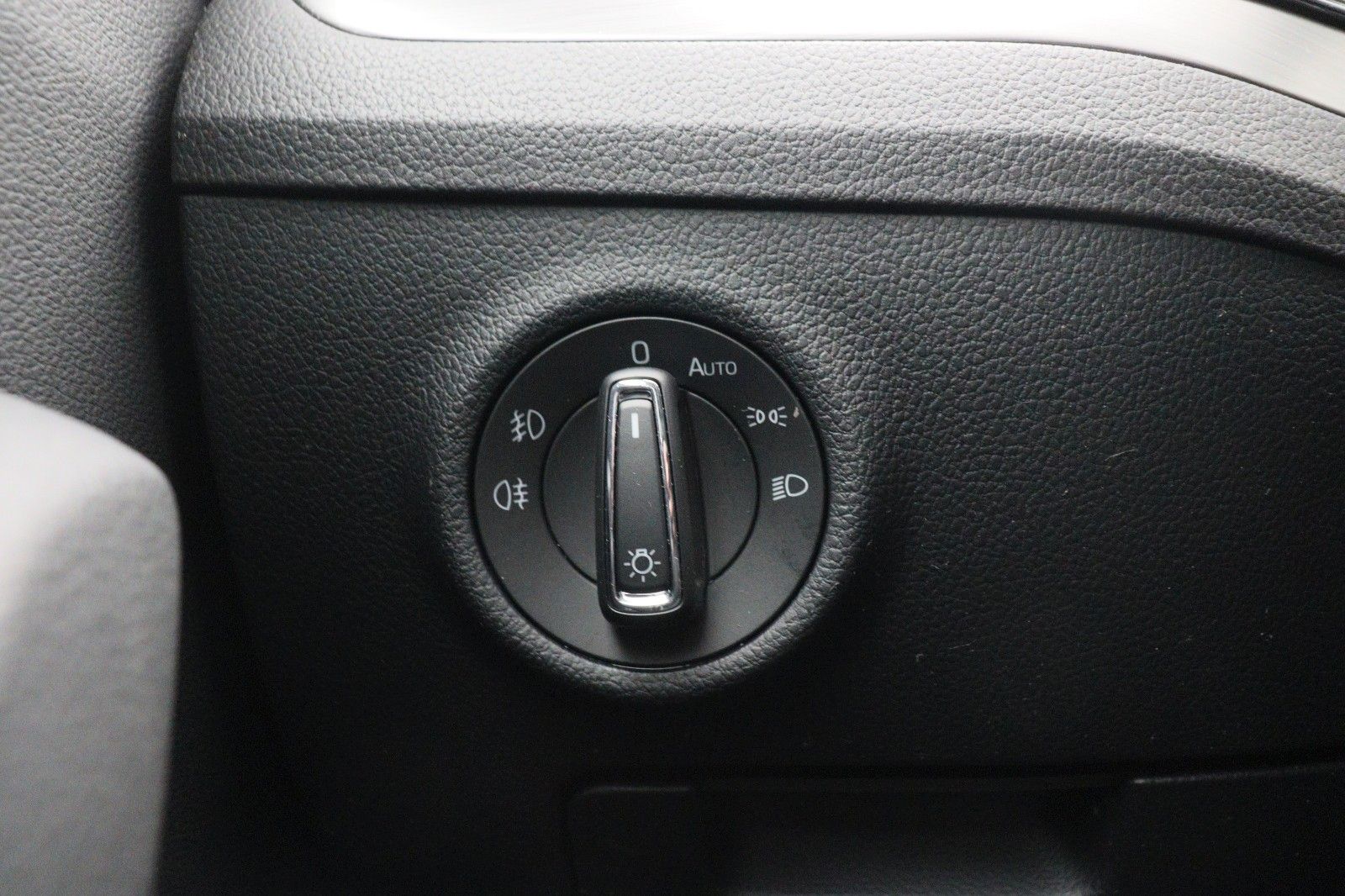 Fahrzeugabbildung SKODA Superb Combi ACC NaviXenon DSG  PDC SHZ v+h