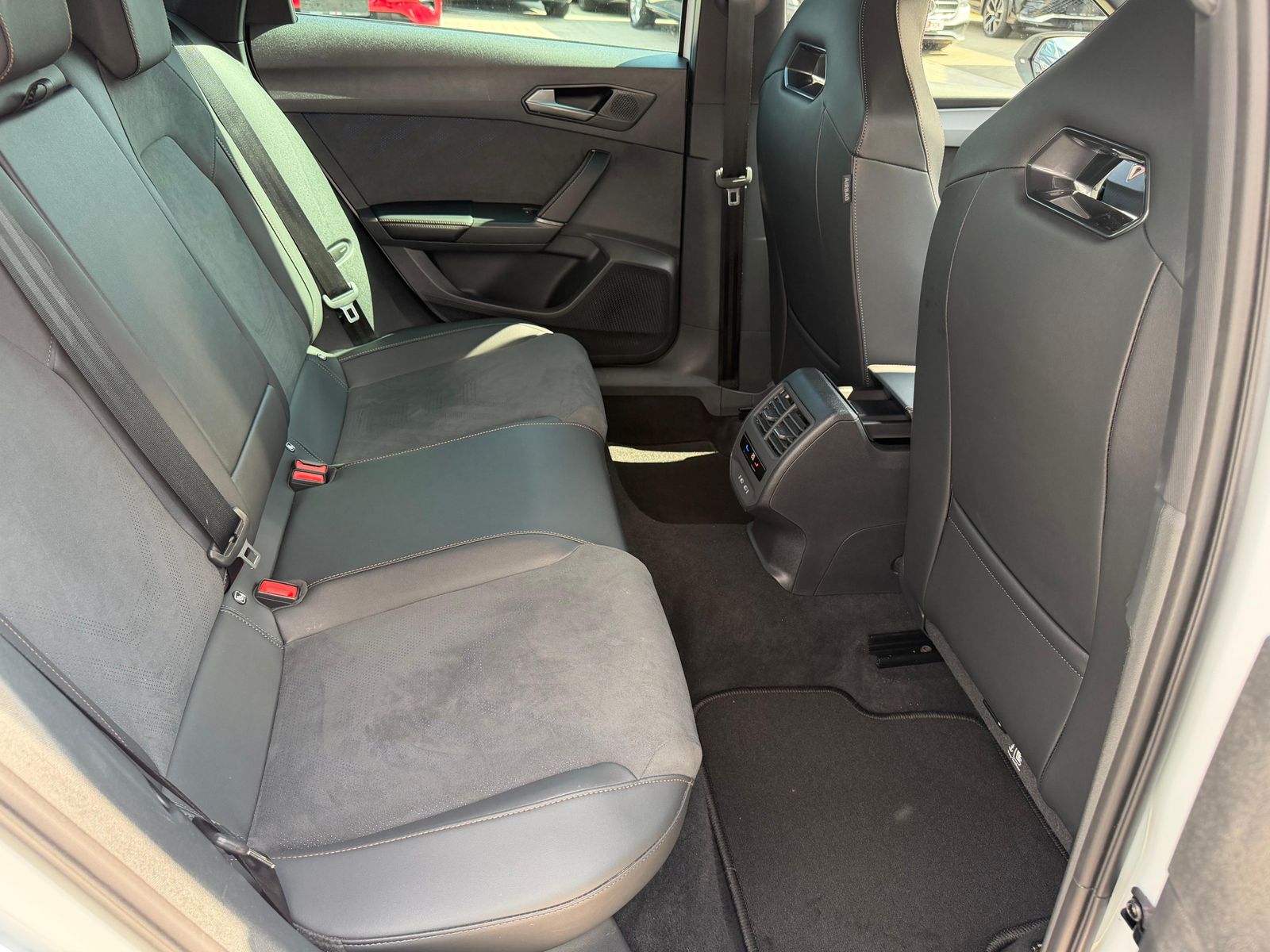 Fahrzeugabbildung CUPRA Leon 1.5 eTSI DSG AHK*DYNAMICA*EDGE*LED*5JGARAN.