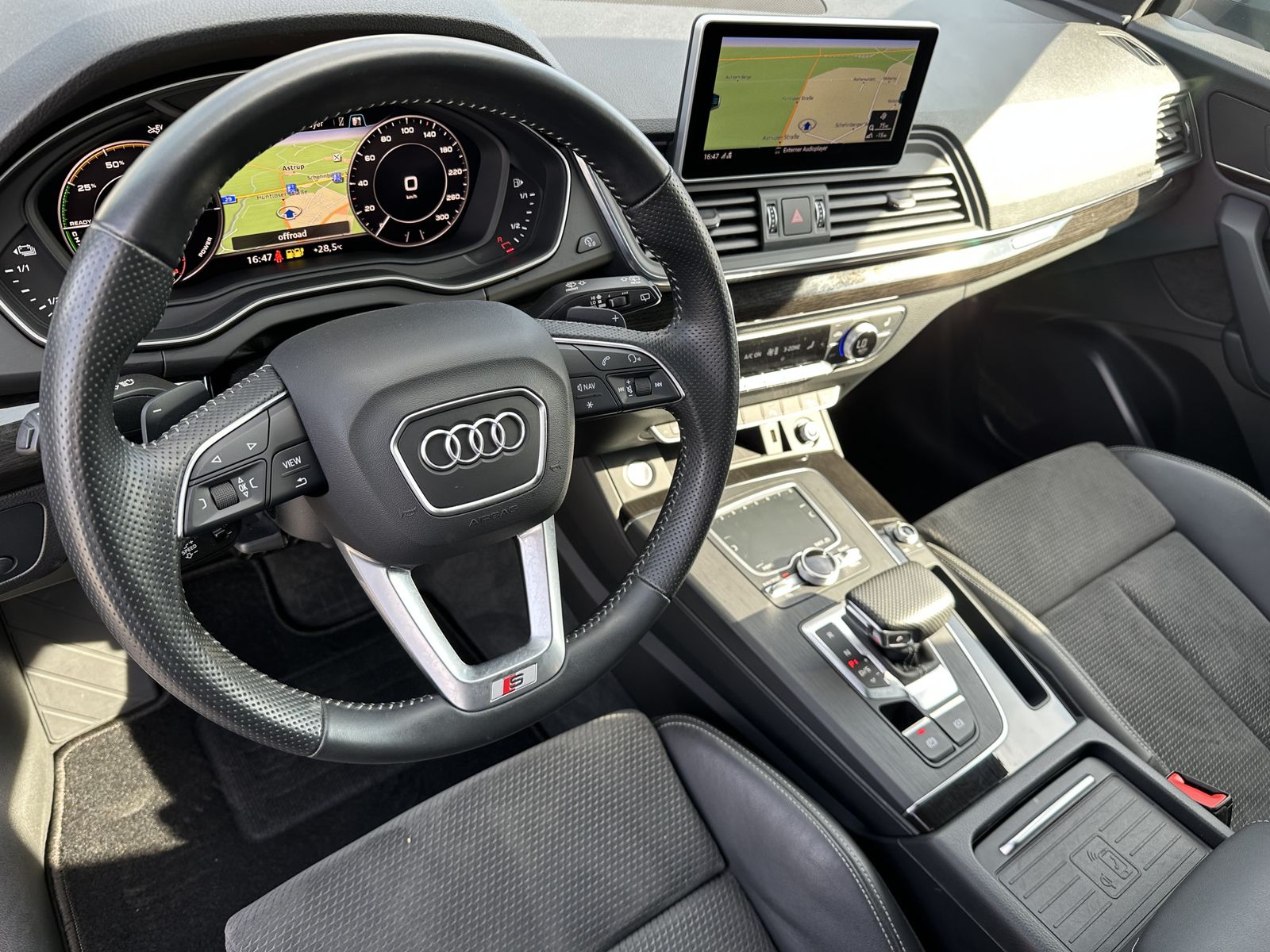 Fahrzeugabbildung Audi Q5 50 TFSI e Quattro S-Line NAV+LED+LUFTFAHRWERK