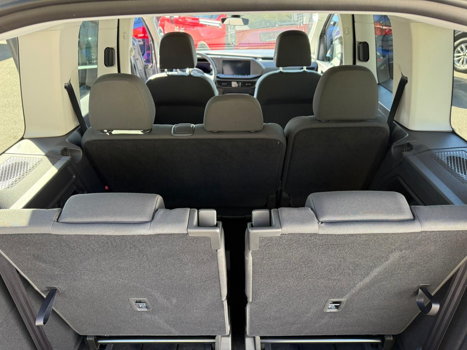 Fahrzeugabbildung Volkswagen Caddy TSI 7-Sitzer GRA AHK DAB Navi Kamera