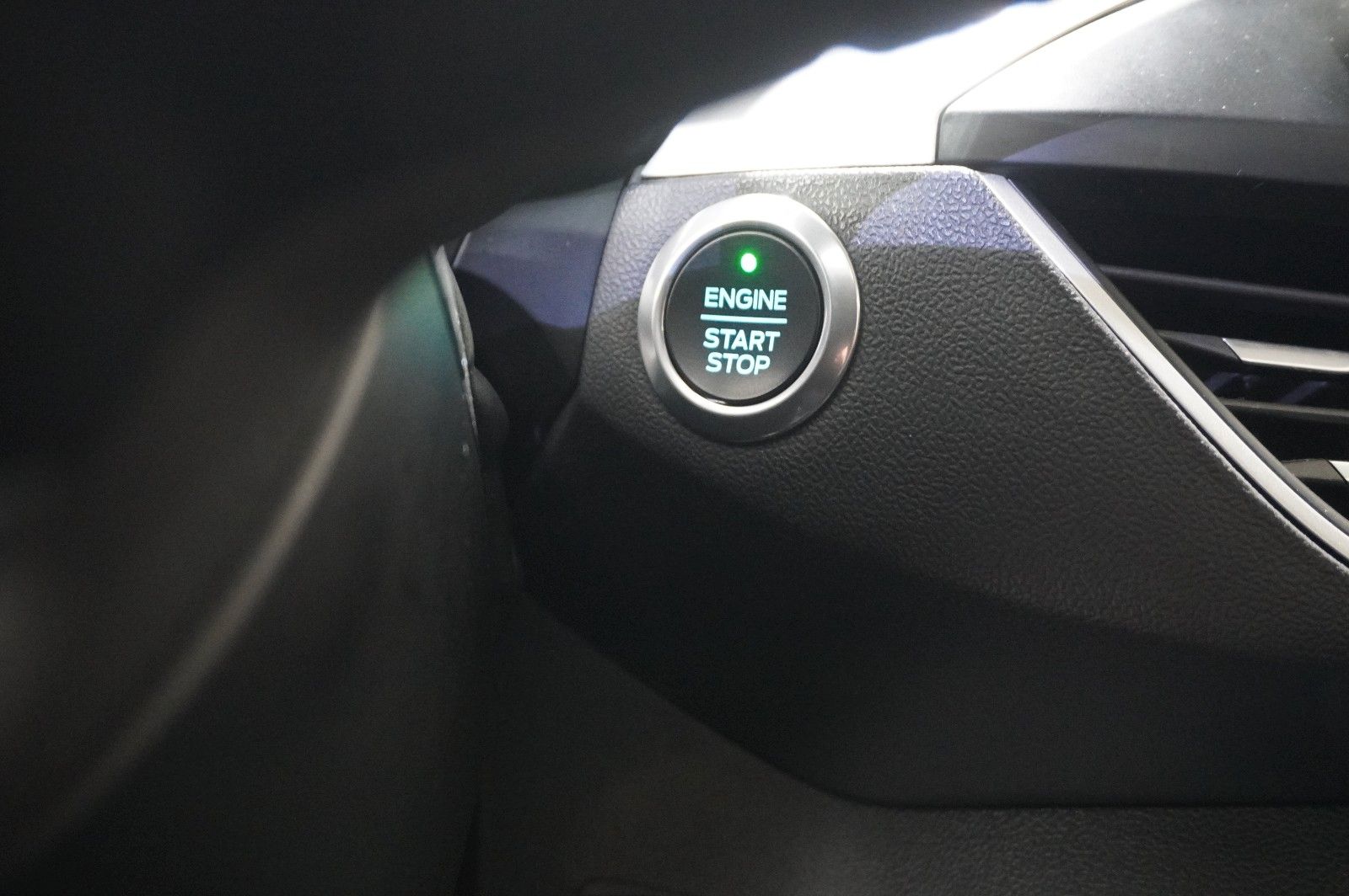 Fahrzeugabbildung Ford Focus Lim. 1.0 COOL & CONN. NAVI/LED/SPORT/SHZ