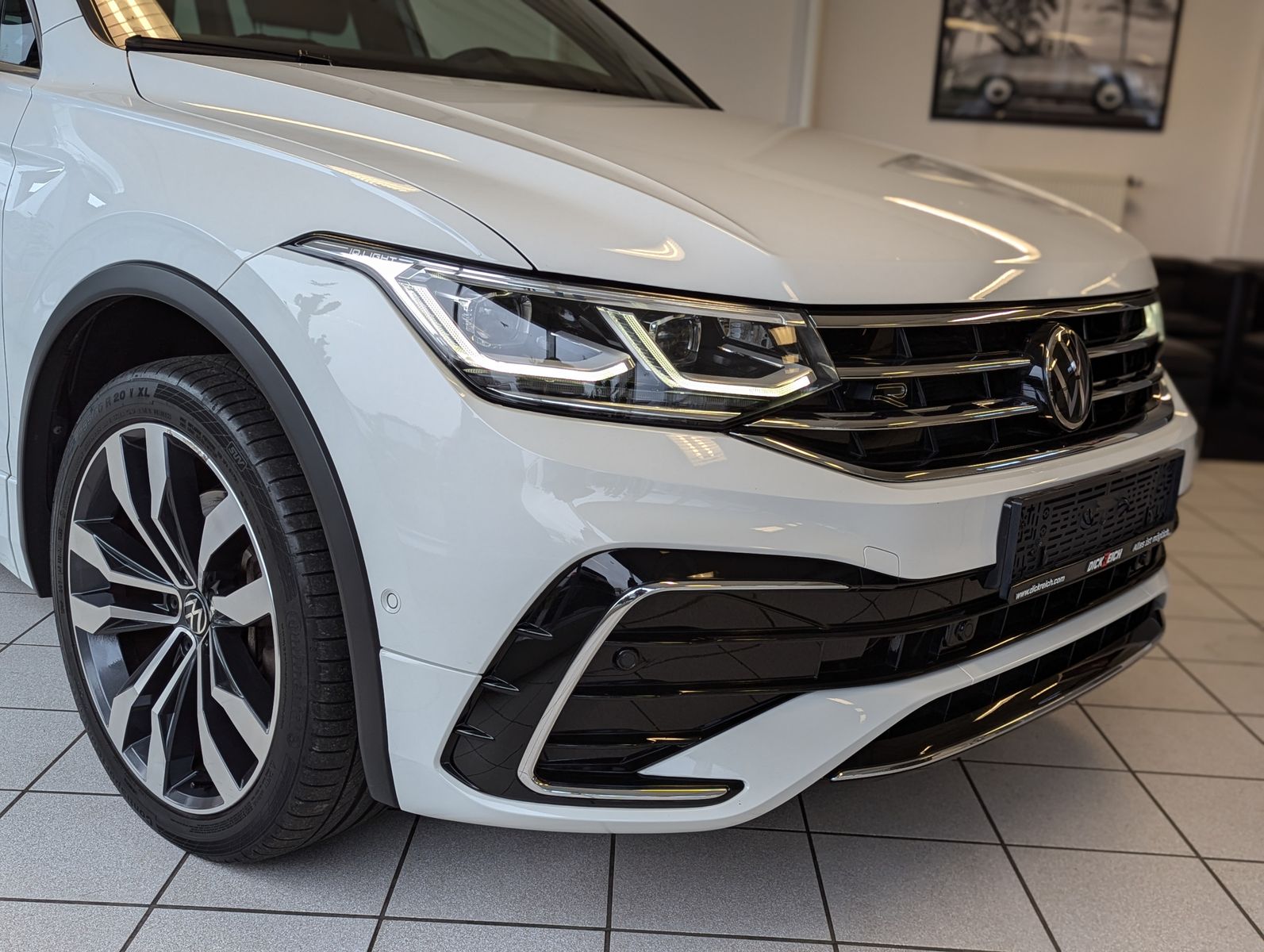 VW Tiguan R-Line eHybrid Matrix Kamera DCC ACC 20" - Image 9