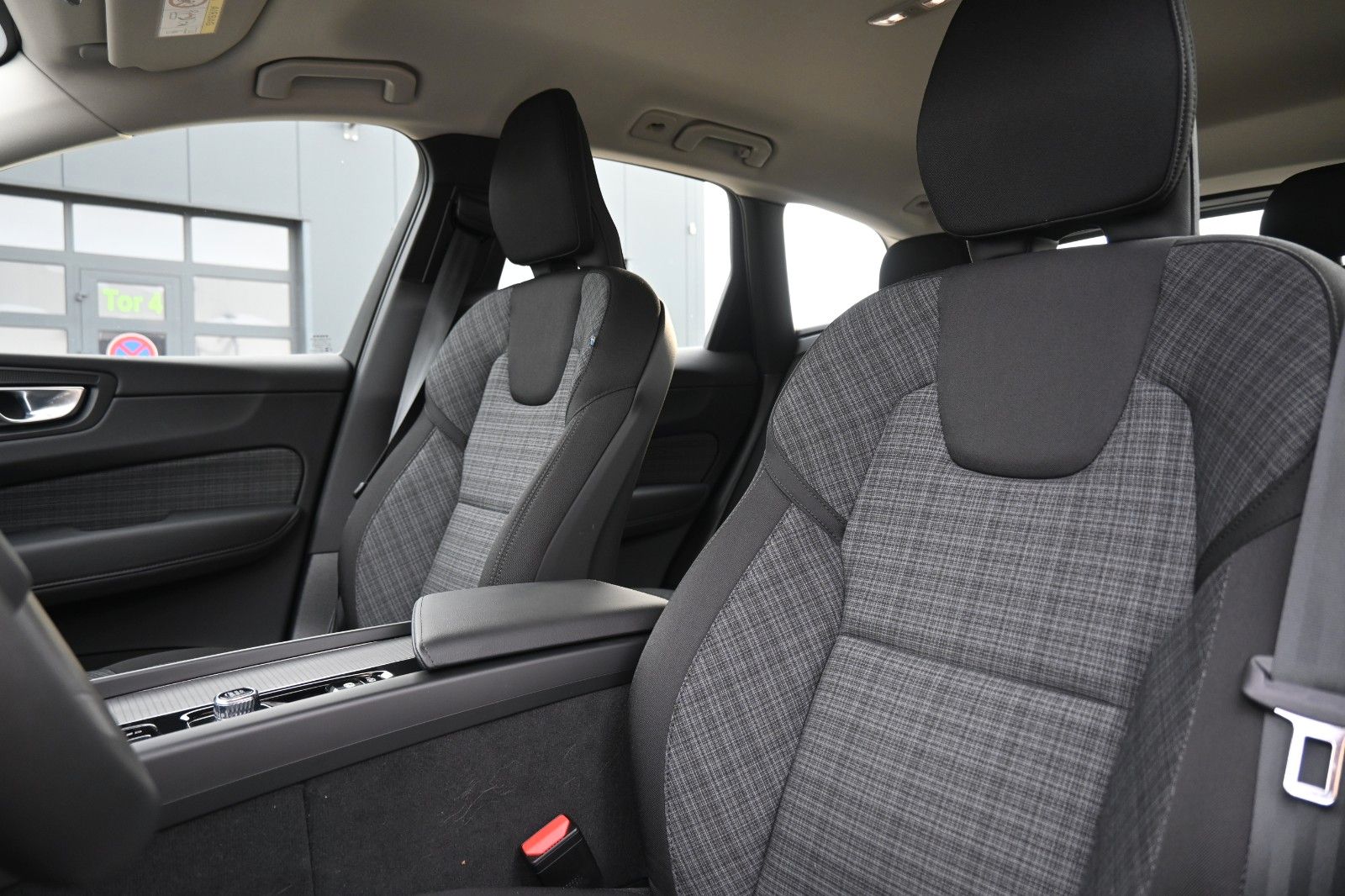 Fahrzeugabbildung Volvo XC60 B4D FWD Core*RFK*Qi*el.Heckkl*GoogleMaps