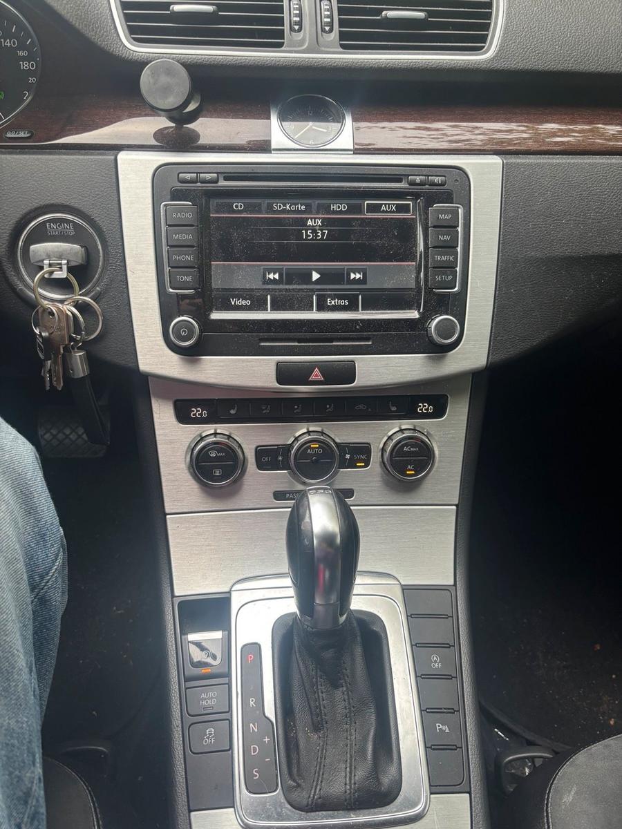 Volkswagen Passat 2012 — interior