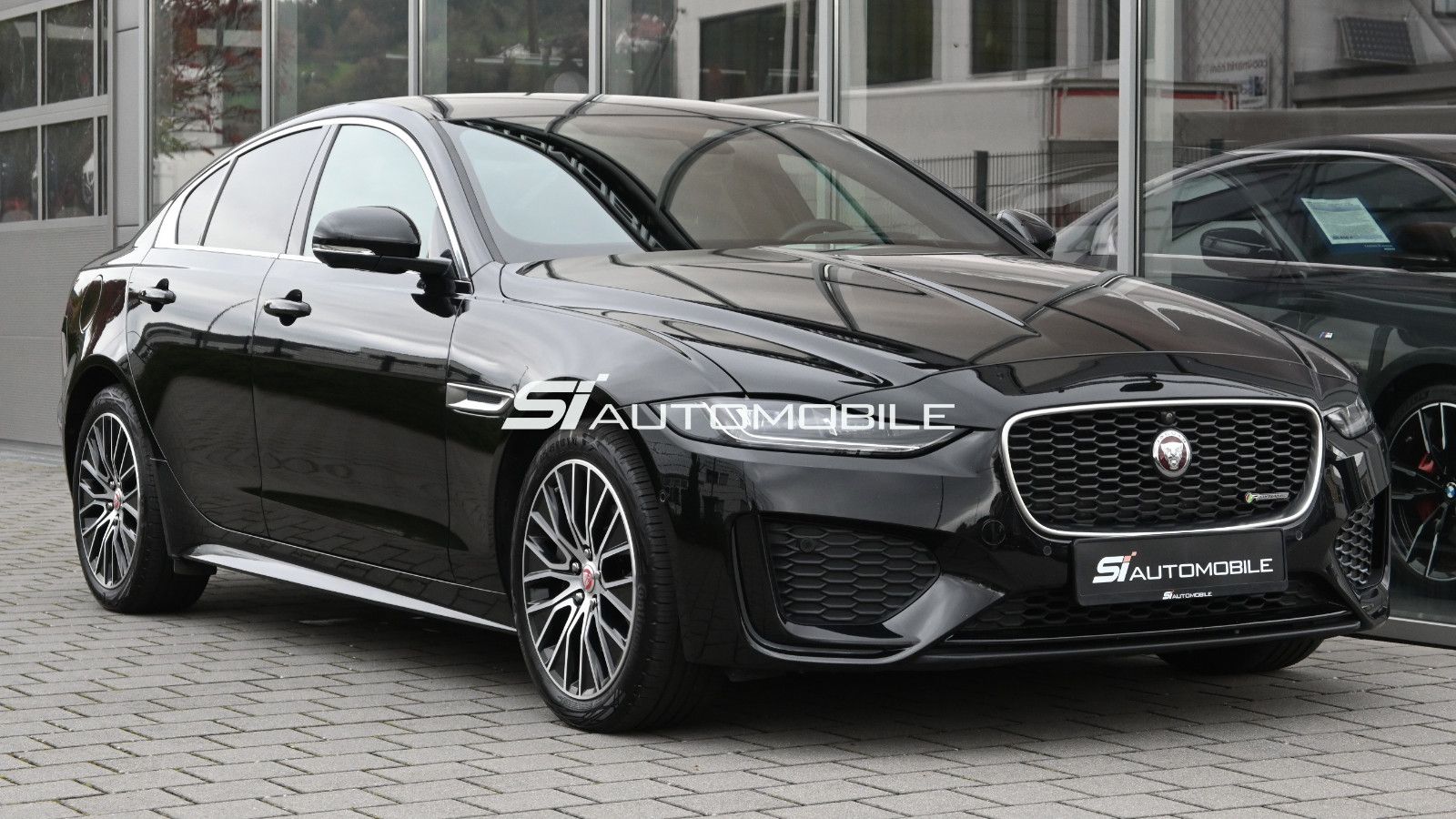 Fahrzeugabbildung Jaguar XE D200 R-DYNAMIC S AWD °HEAD-UP°KEYLESS°TECHNO°