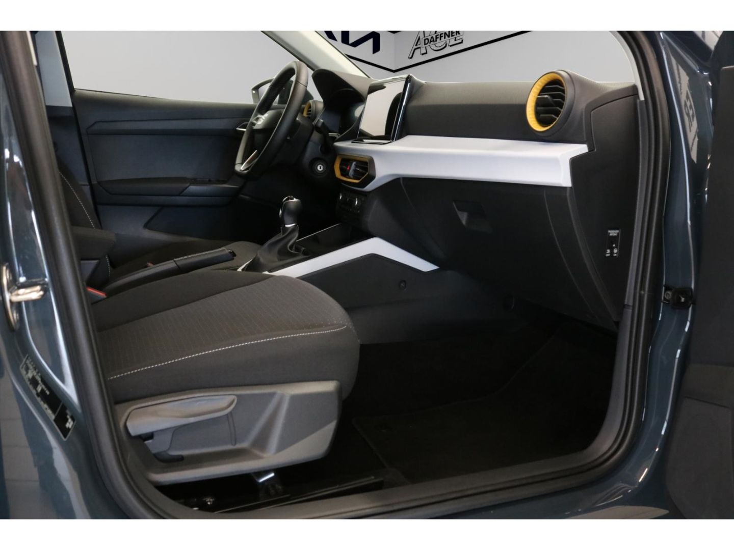 Fahrzeugabbildung SEAT Arona Road Edition Tempo Navi DAB LED PDC SHZ