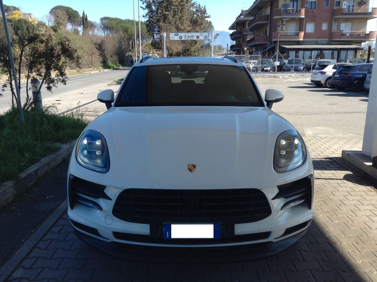 PORSCHE Macan