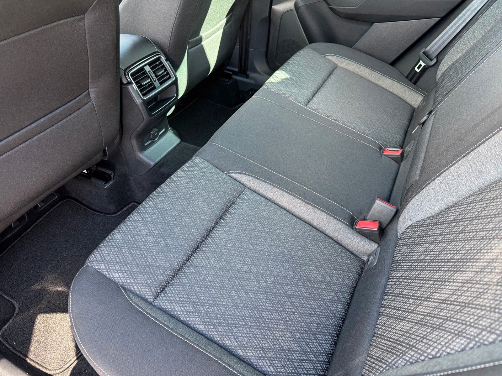 Fahrzeugabbildung SKODA Karoq 2.0l TDI DSG 4x4 STYLE