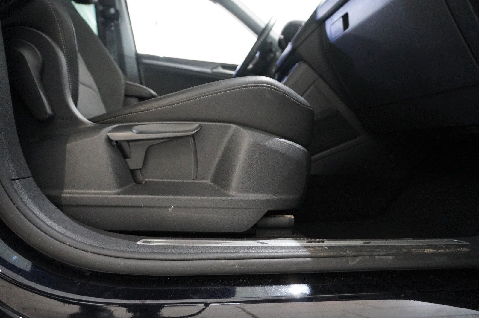 Fahrzeugabbildung Volkswagen Tiguan Allspace 2.0D R-LINE 4M NAVI/SH/SPORT/AHK