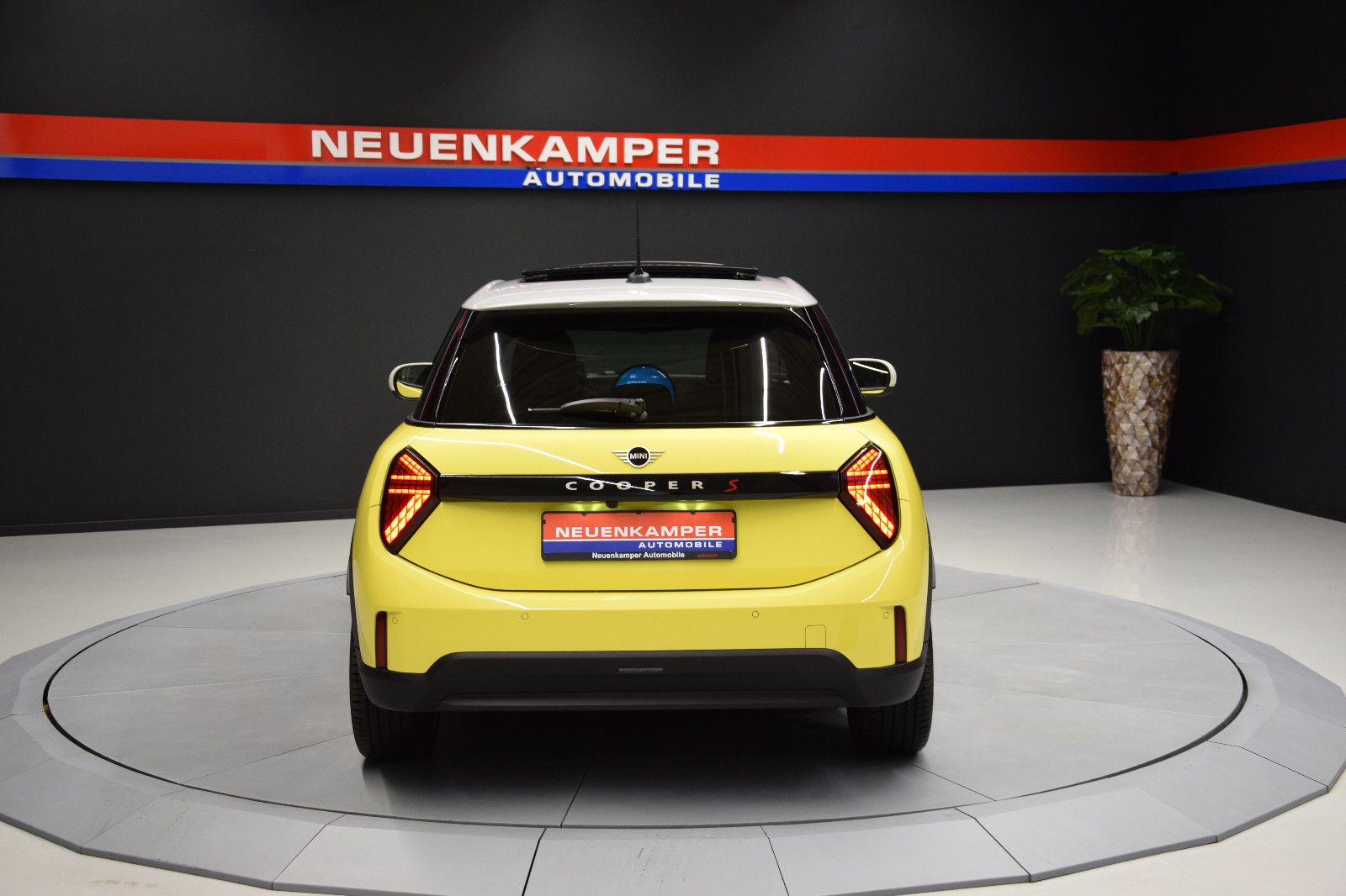 Fahrzeugabbildung MINI Cooper S Classic Trim 5-Türen Paket-L Pano h/k